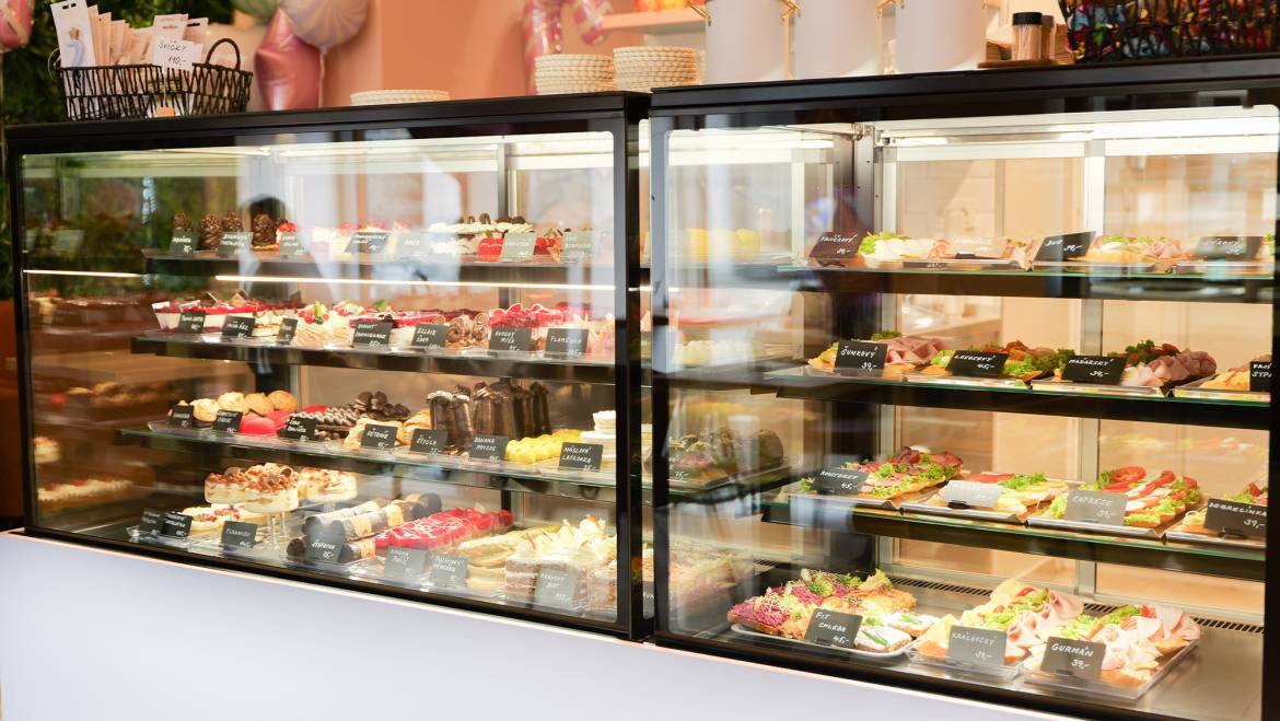 Wholesale Cakes & Macarons